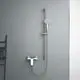 Brausekombination von Ideal Standard mit einer verchromten Handbrause und Halterung an einer glatten, hellen Wand. Die Dusche ist funktional und modern gestaltet.